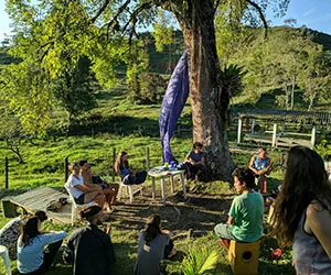 Group of people enjoying time together in the garden at Riverside’s Guatapé destination.