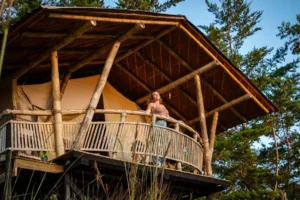 Glamping cabin with sunny terrace in Guatapé