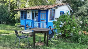 Blue cabin of Riverside’s partner hotel in Jerico, Colombia