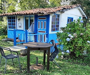 Blue cabin of Riverside’s partner hotel in Jerico, Colombia